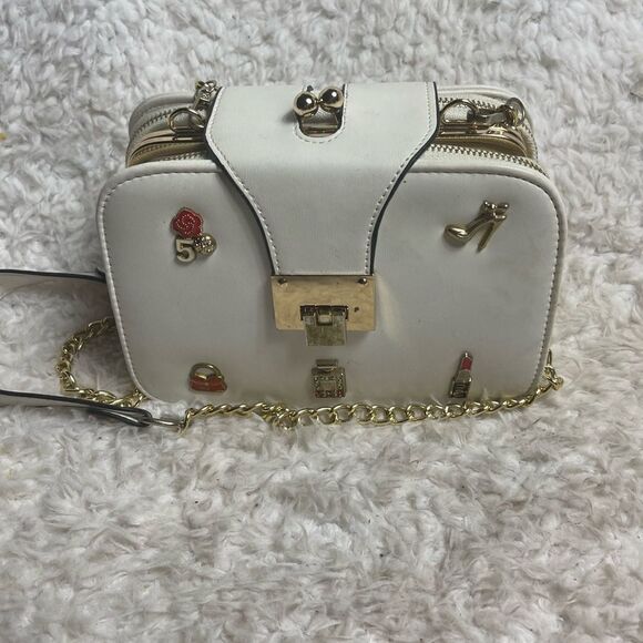 White synthetic leather crossbody bag with fashion accents & gold tone chain. - Picture 5 of 15